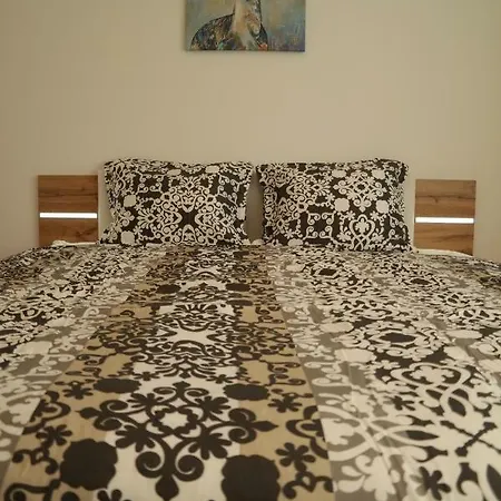 With Free Parking Apartment *